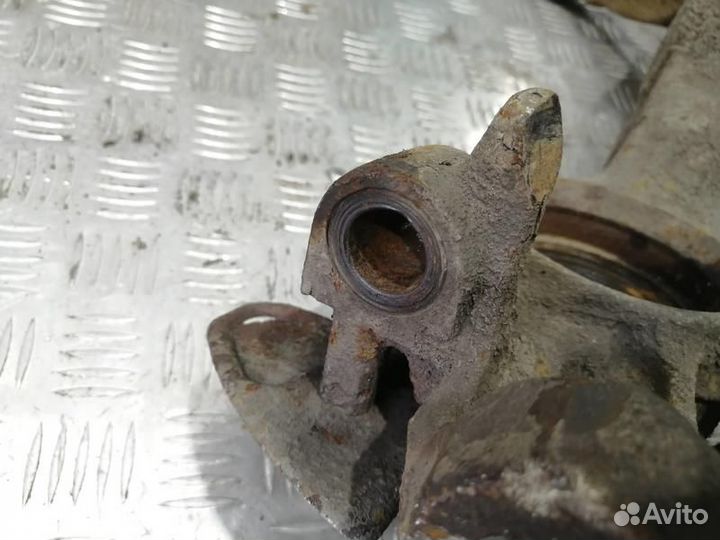 Кулак поворотный передний левый Passat B5