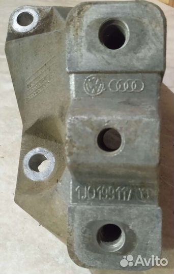 Кронштейн крепления кпп Skoda Octavia Tour A4