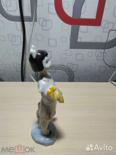 Фарфоровая статуэтка. Школьница. лфз. В/С