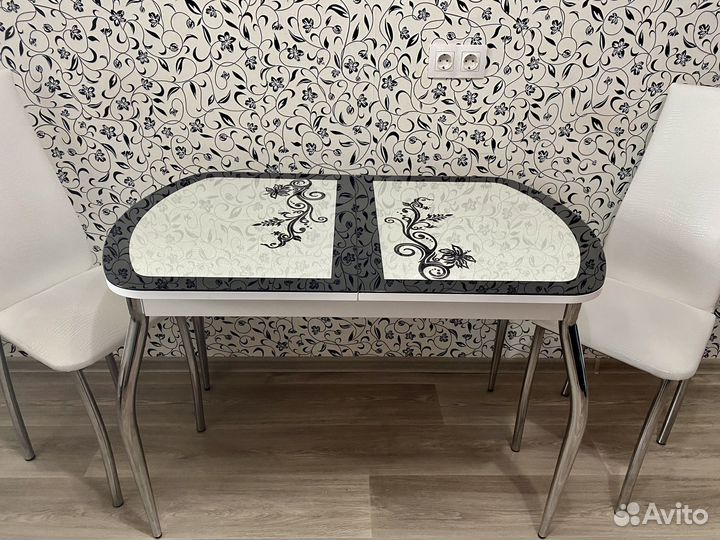 Кухонный стол и стулья