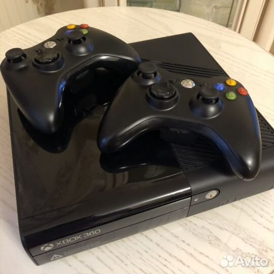 Xbox 360 E 256Gb FreeBoot (прошитая) 2 джойстика