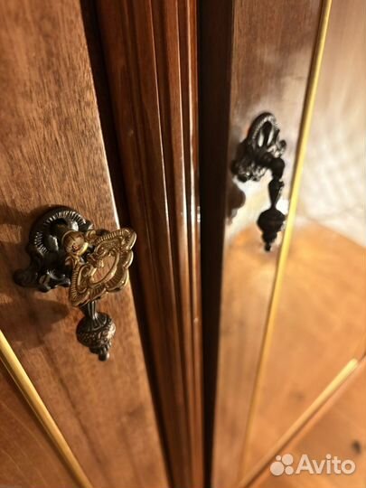 Шкаф платяной