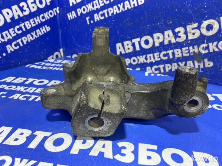 Передний правый поворотный кулак Nissan Teana J32