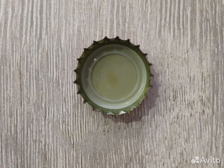 Крышки и бутылки от оригинальной Кока-колы