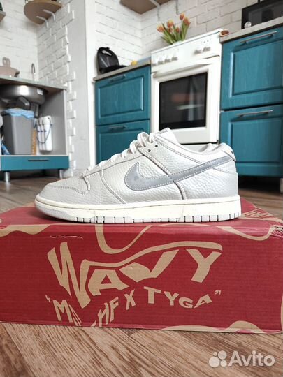 Nike dunk low mettalic silver