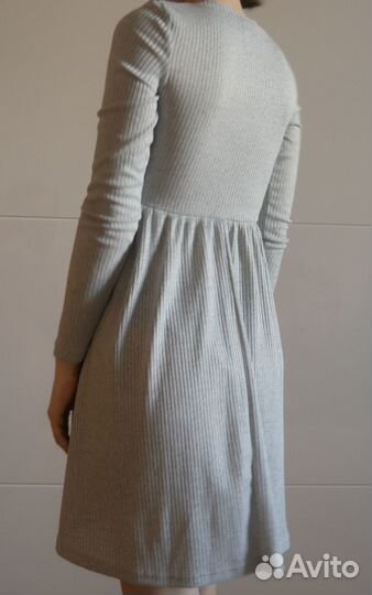 Серое платье в рубчик