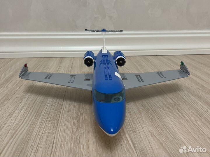 Самолет из лего