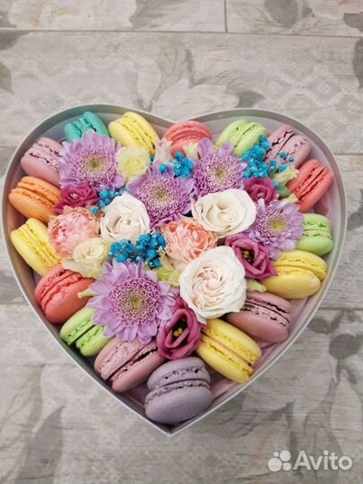 Сладкие подарки с цветами макаронс
