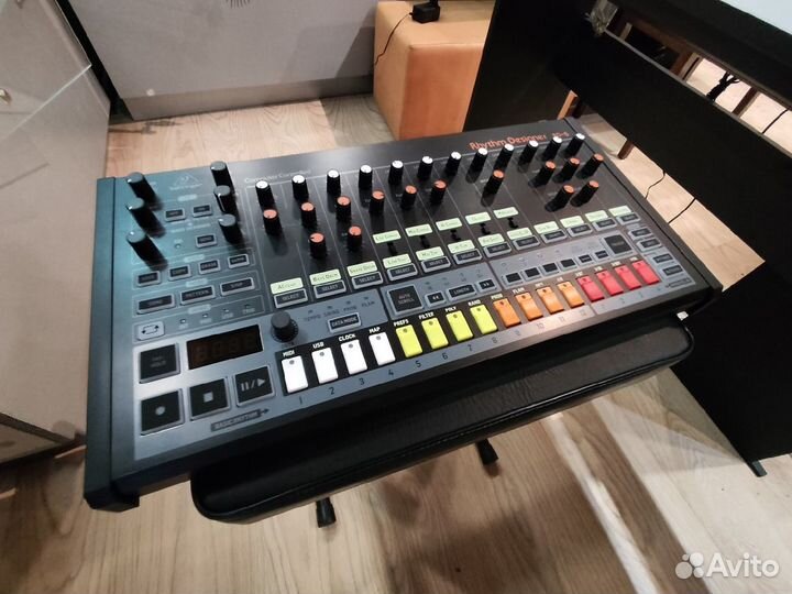 Аналоговая драм-машина Behringer RD-8