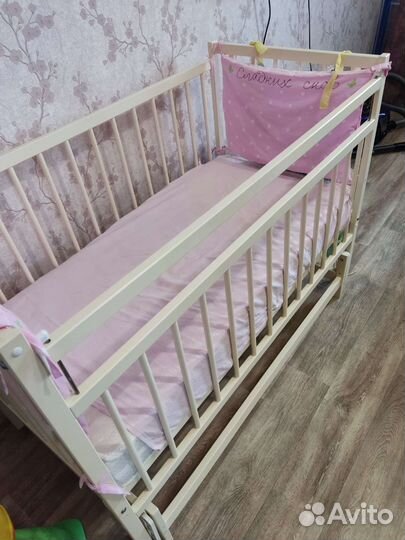 Детская кроватка с маятником и матрасом