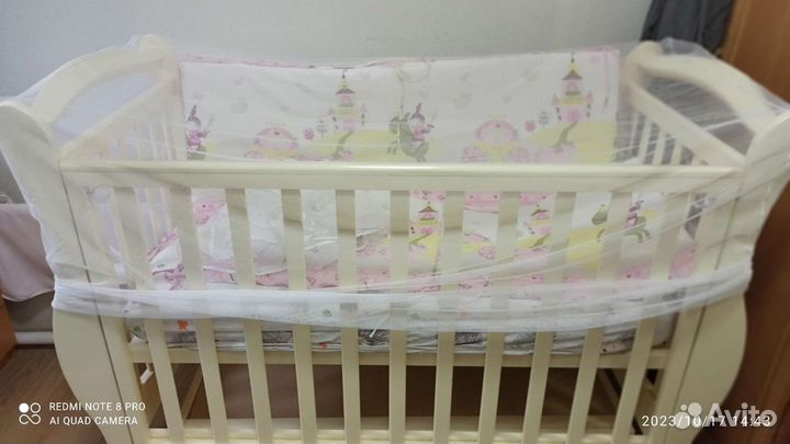 Детская кроватка с поперечным маятником