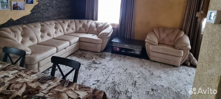 Угловой диван и кресло