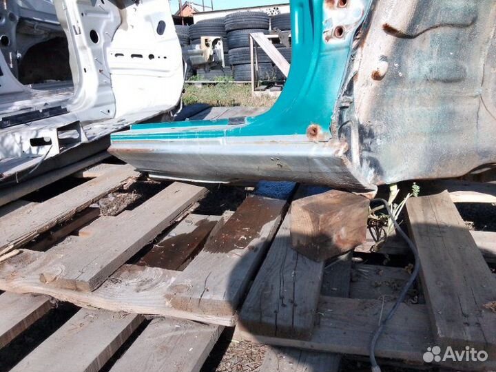 Порог кузова правый чашка брызговик Mitsubishi RVR