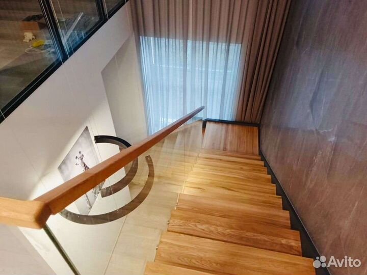 Лестница из дерева и металла