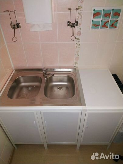 Стол лабораторный с мойкой