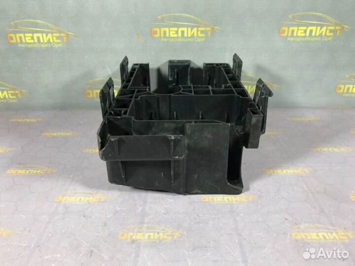 Крепление блока предохранителей Opel Astra J