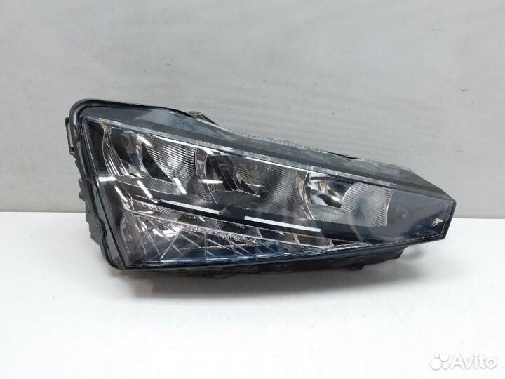 Фара правая Skoda Rapid