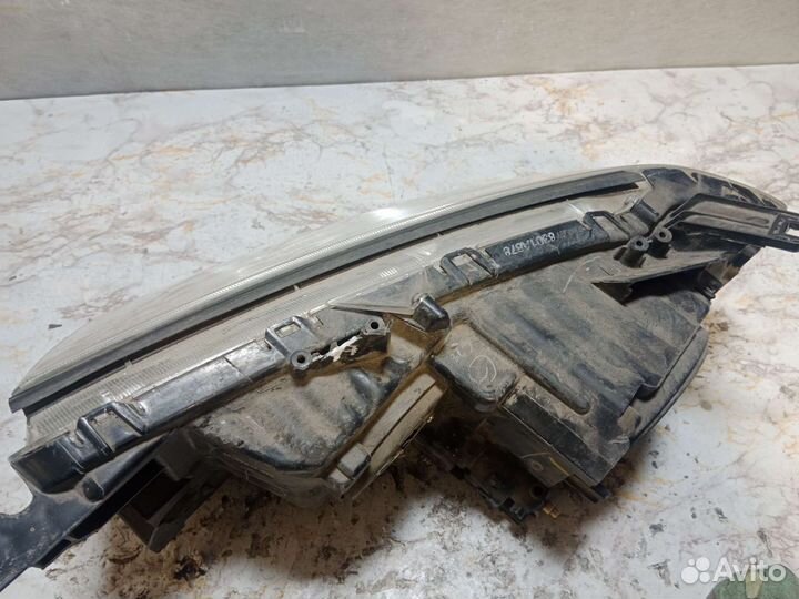 Фара правая Mitsubishi Pajero Sport 2