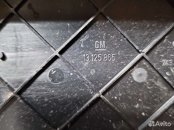 Крышка блока предохранителей Opel Astra H Zafira B