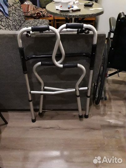 Коляска инвалидная и ходунки