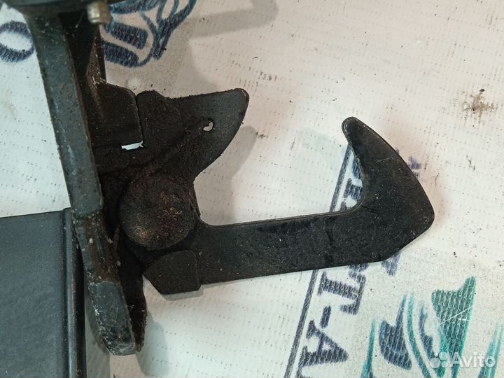 Ответная часть замка капота Audi Q7 4L (2005—2009)