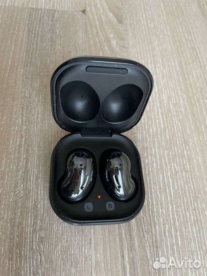Беспроводные наушники samsung galaxy buds live