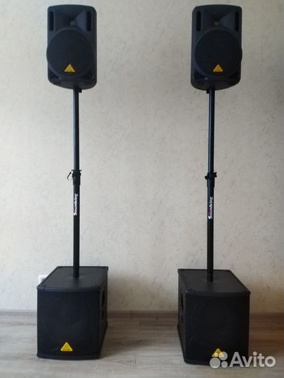 Диджей с оборудованием