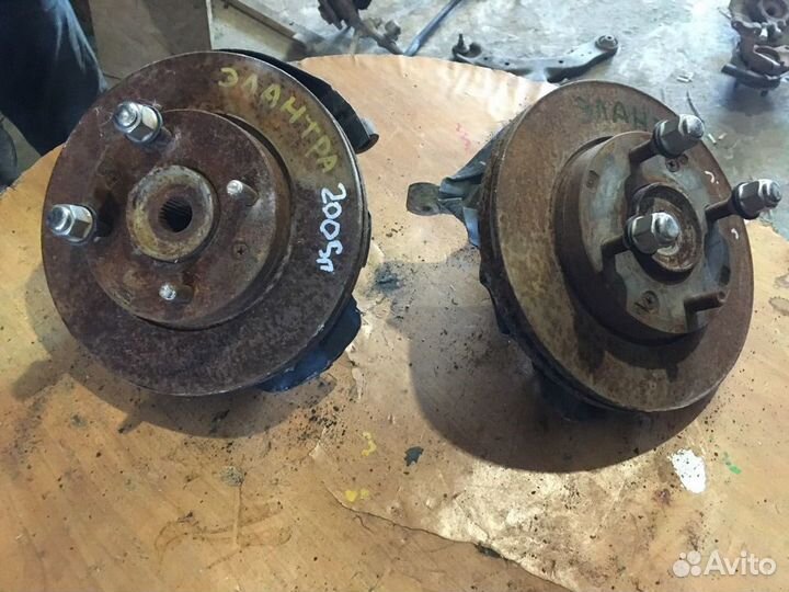 Передний правый кулак Hyundai Elantra 2005