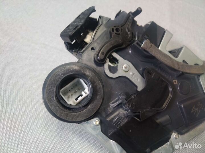 Замок задней левой двери Prado 150 Rav 4 XA50