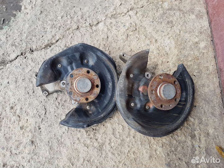 Кулак задний левый volkswagen passat B6