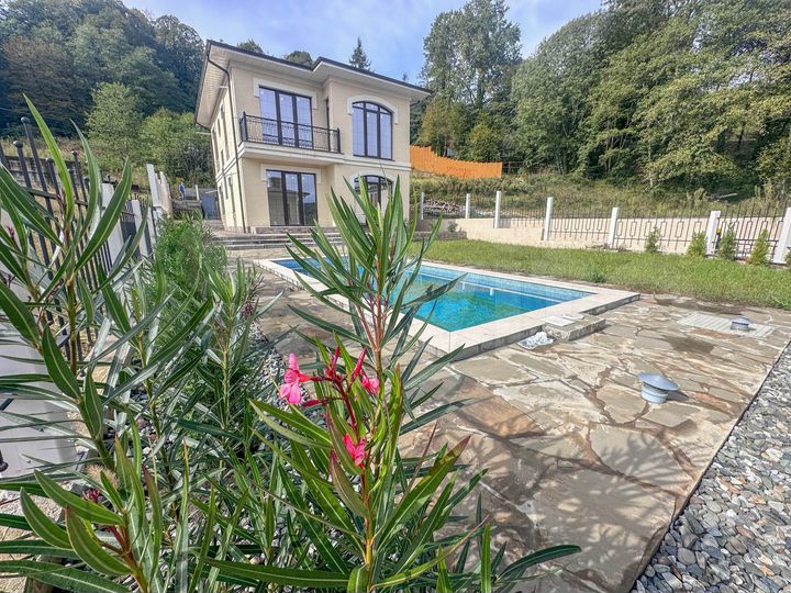 Дом 180 м² на участке 7 сот.