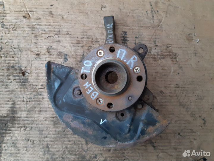 Поворотный кулак передний Фольксваген Венто