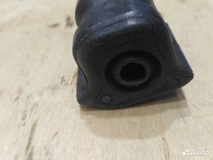 Втулка переднего стабилизатора правая Toyota Auris