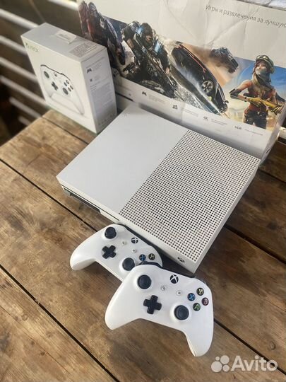 Xbox One S 500 gb + диски UFS 4 и fifa 19