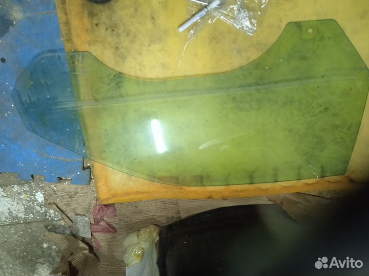 Стекло правой двери dodge challenger