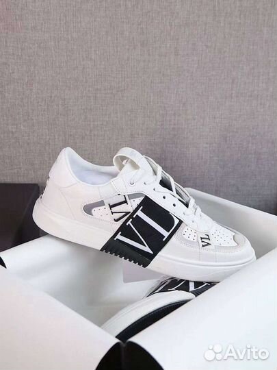 Кроссовки valentino