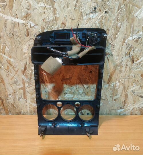 Панель под магнитолу Toyota Avensis 1 T220