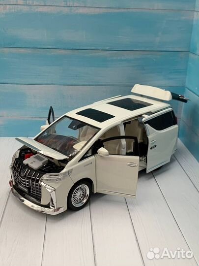 Модель авто Toyota Alphard белый 1:18