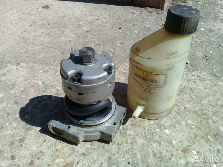 Верхняя часть гидровлического насоса рулевой колон