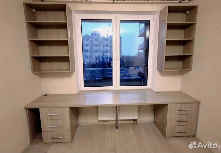 Рабочая зона в углу у окна