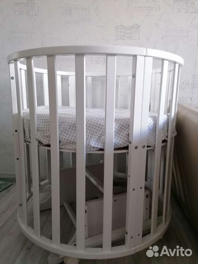 Детская кроватка с маятником круглая