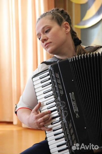 Аккордеон, Ведущая и музыкальное сопровождение