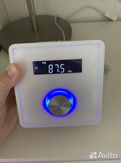 Компактное Радио и зарядная станция для телефона