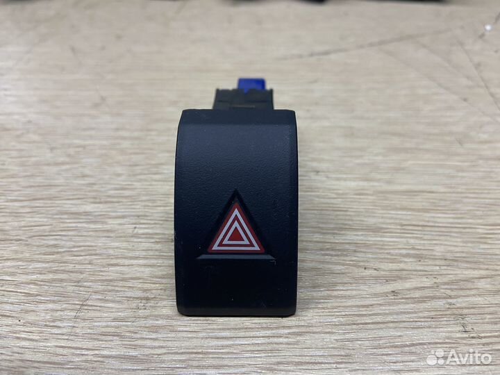 Кнопка аварийной сигнализации Toyota Rav4 XA50