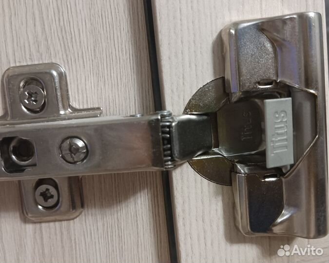 Доводчик Titus на мебельную петлю