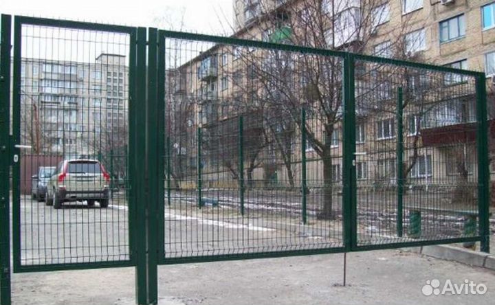 Забор металлический с металлическими столбами каче