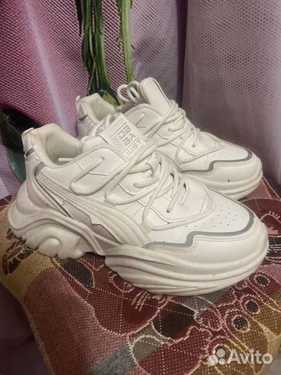 Кроссовки женские