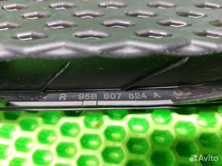 Накладка бампера передняя правая Porsche Macan 95B