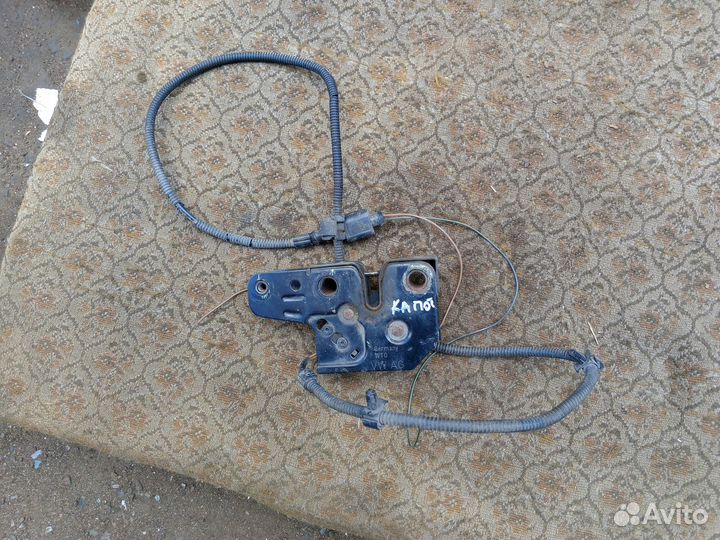 Замок капота на Фольксваген Поло 2005 год