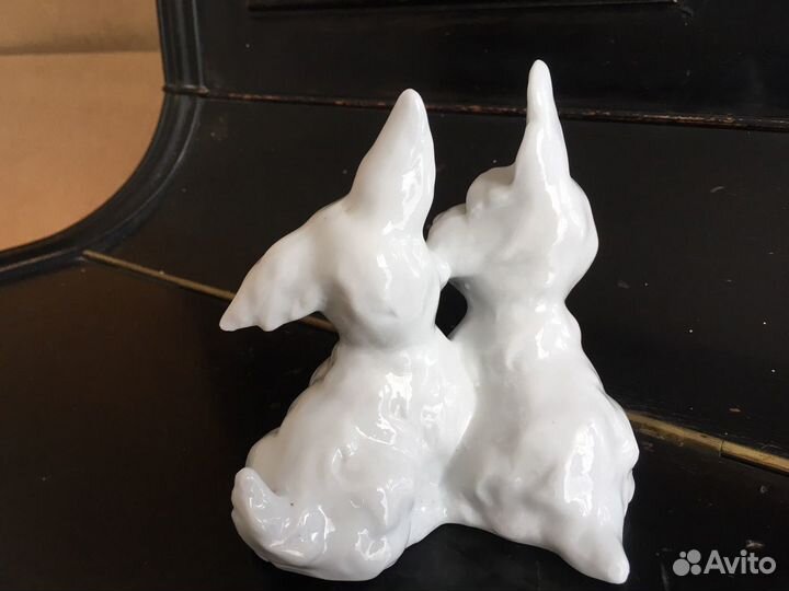 Статуэтка Влюблённые собачки. Фарфор. Германия. 20